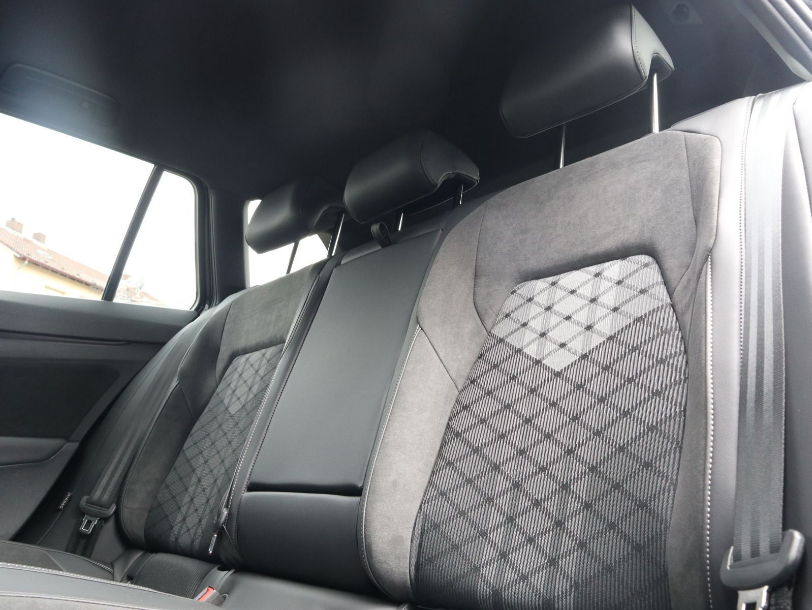 Fahrzeugabbildung Volkswagen Golf Variant R-Line 2,0 TDI SCR (150 PS) DSG *AHK*NAVI*BLACKSYTLE