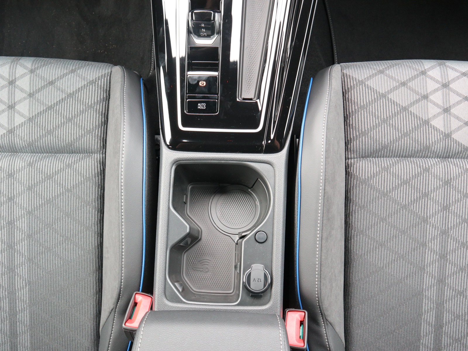 Fahrzeugabbildung Volkswagen Golf Variant R-Line 2,0 TDI SCR (150 PS) DSG *AHK*NAVI*BLACKSYTLE