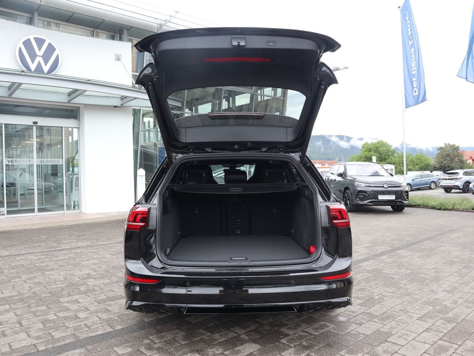 Fahrzeugabbildung Volkswagen Golf Variant R-Line 2,0 TDI SCR (150 PS) DSG *AHK*NAVI*BLACKSYTLE