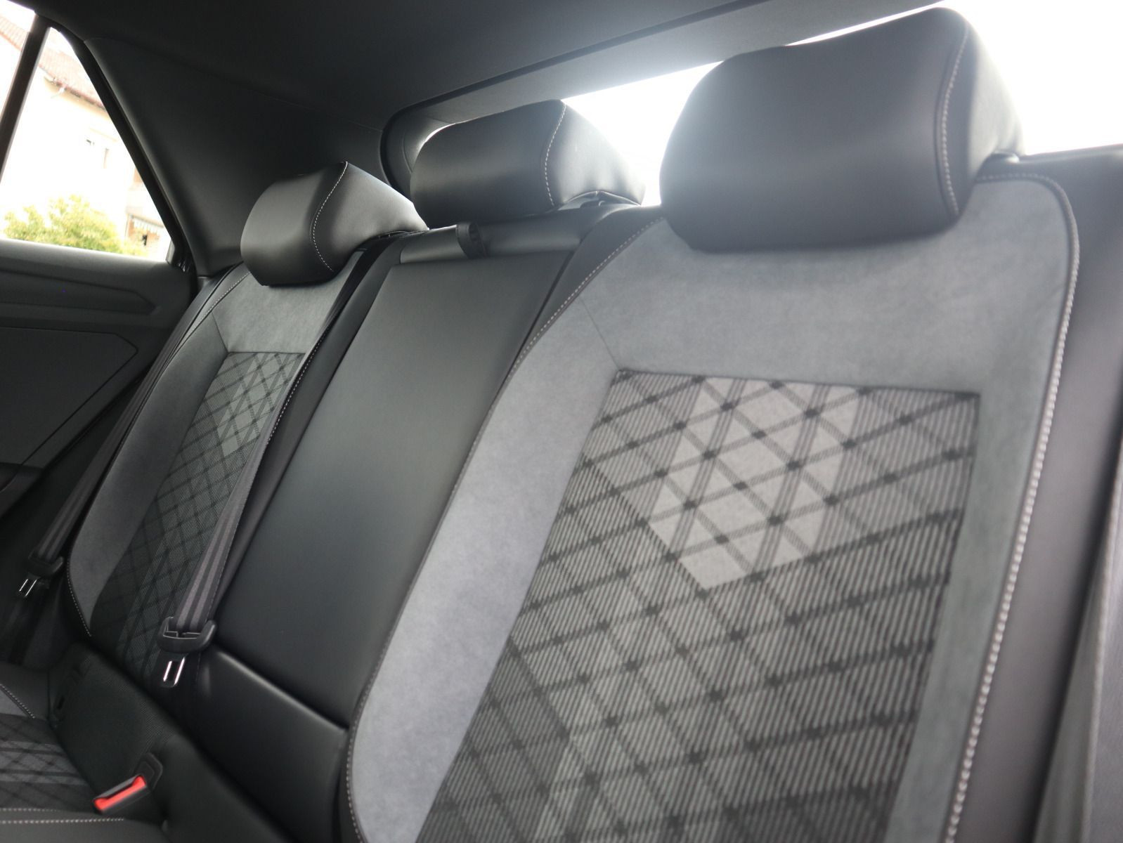 Fahrzeugabbildung Volkswagen T-Roc R-Line 2.0 TDI SCR (150PS) DSG *AHK*WINTERRÄDER*BLACKSTYLE*19 ZOLL*