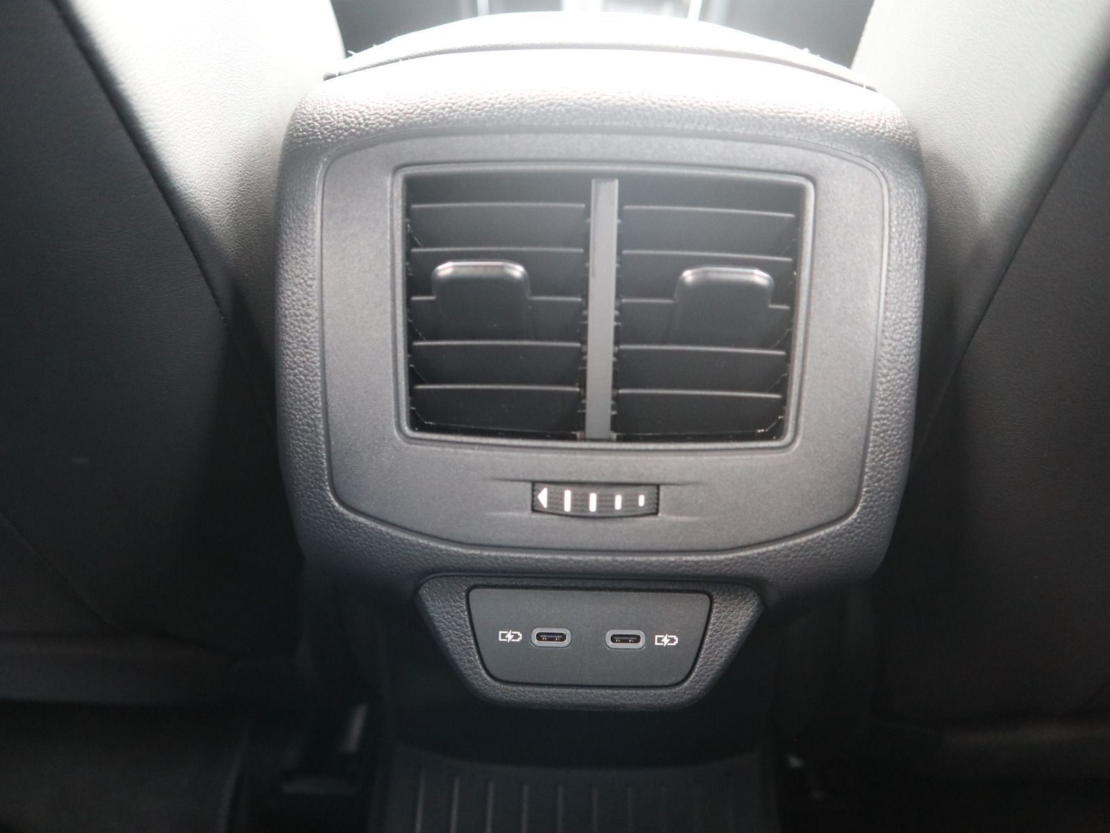 Fahrzeugabbildung Volkswagen T-Roc R-Line 2.0 TDI SCR (150PS) DSG *AHK*WINTERRÄDER*BLACKSTYLE*19 ZOLL*