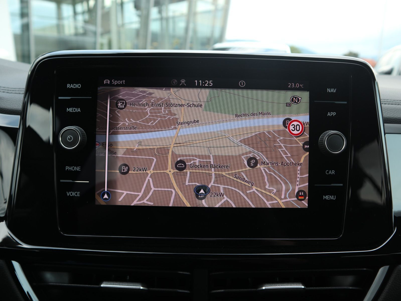 Fahrzeugabbildung Volkswagen T-Roc R-Line 2.0 TDI SCR (150PS) DSG *AHK*WINTERRÄDER*BLACKSTYLE*19 ZOLL*
