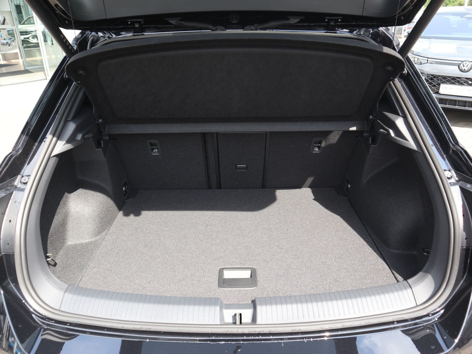 Fahrzeugabbildung Volkswagen T-Roc R-Line 2.0 TDI SCR (150PS) DSG *AHK*WINTERRÄDER*BLACKSTYLE*19 ZOLL*