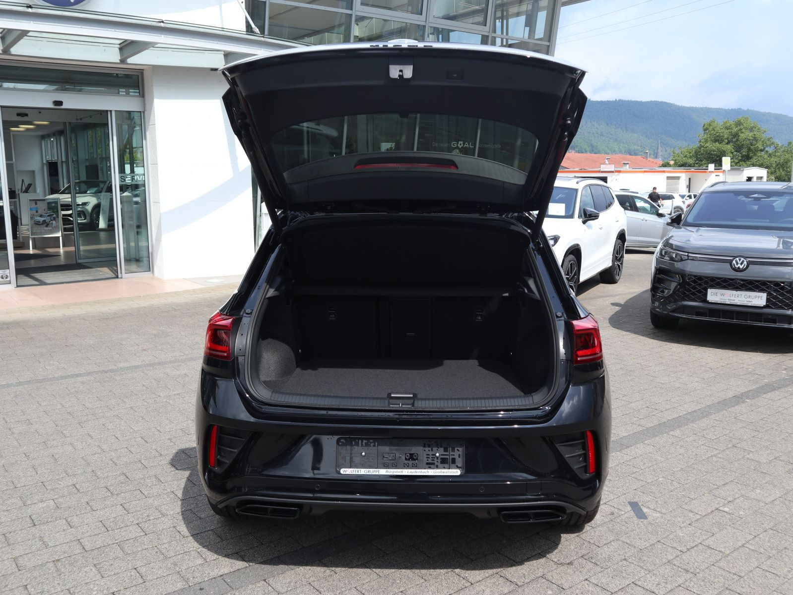 Fahrzeugabbildung Volkswagen T-Roc R-Line 2.0 TDI SCR (150PS) DSG *AHK*WINTERRÄDER*BLACKSTYLE*19 ZOLL*