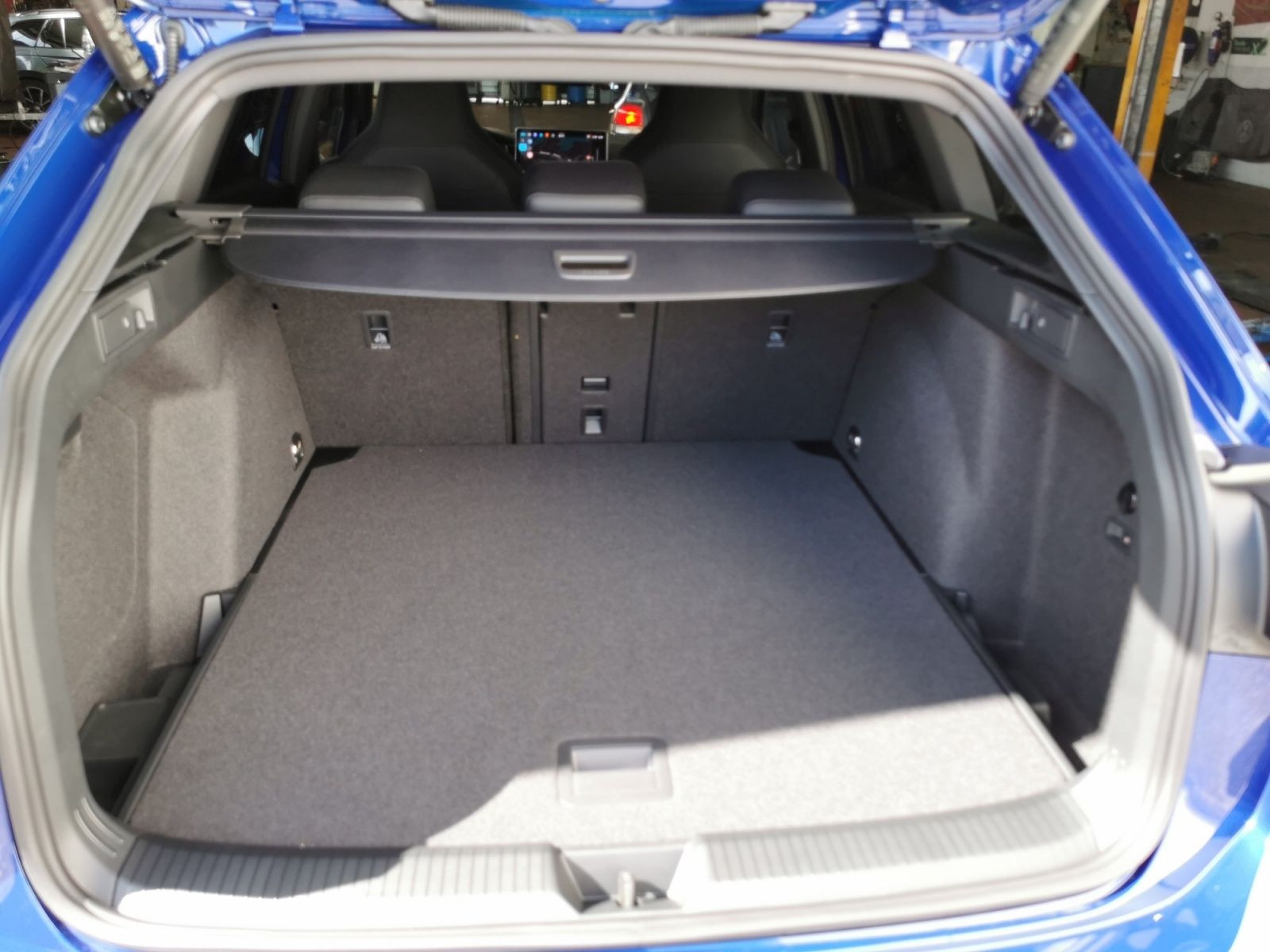 Fahrzeugabbildung Volkswagen Golf Variant 1.5 eTSI R-Line DSG +AHK+NAVI+ACC
