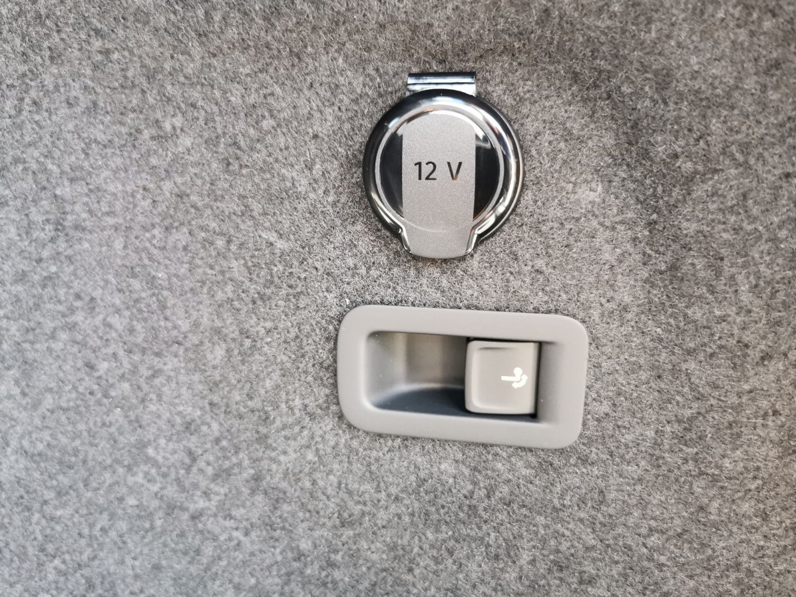Fahrzeugabbildung Volkswagen Golf Variant 1.5 eTSI R-Line DSG +AHK+NAVI+ACC
