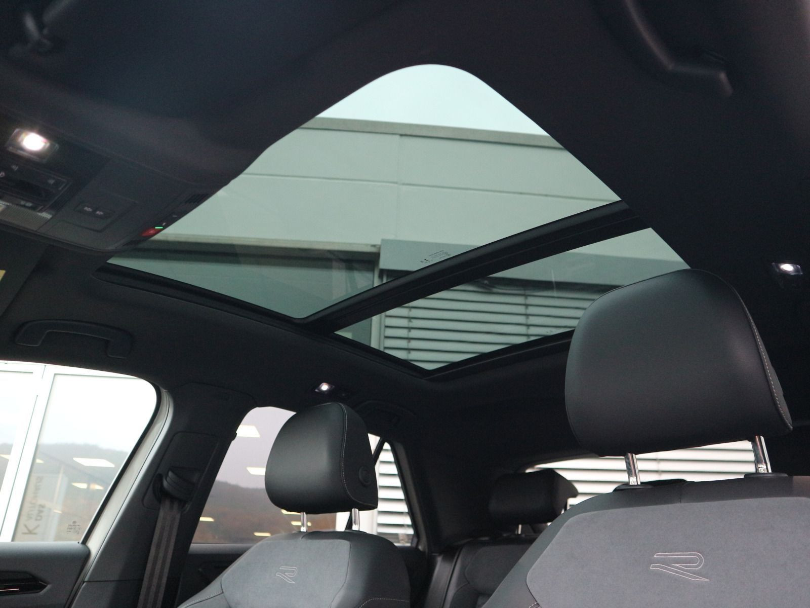 Fahrzeugabbildung Volkswagen T-Roc R-Line 2.0 TDI DSG PANO AHK NAVI ACC