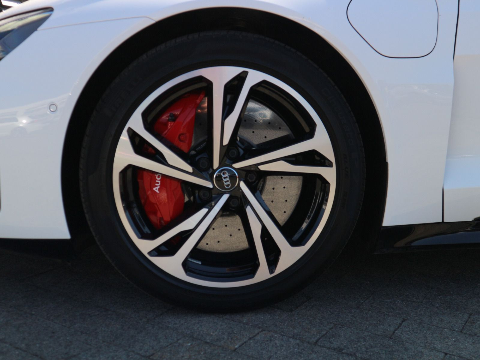 Fahrzeugabbildung Audi RS e-tron GT quattro SITZBELÜFTUNG*ALLRADLENKUNG