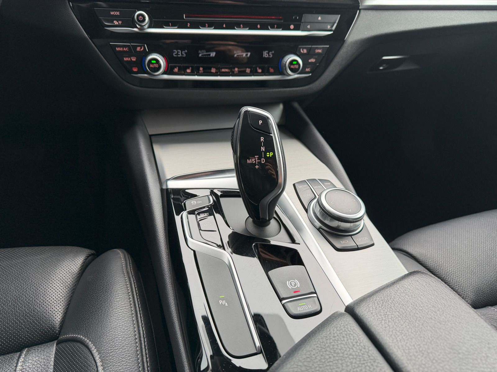 Fahrzeugabbildung BMW 520i Touring Sport Line HIFI KAMERA BUSINESS SITZBELÜFTUNG
