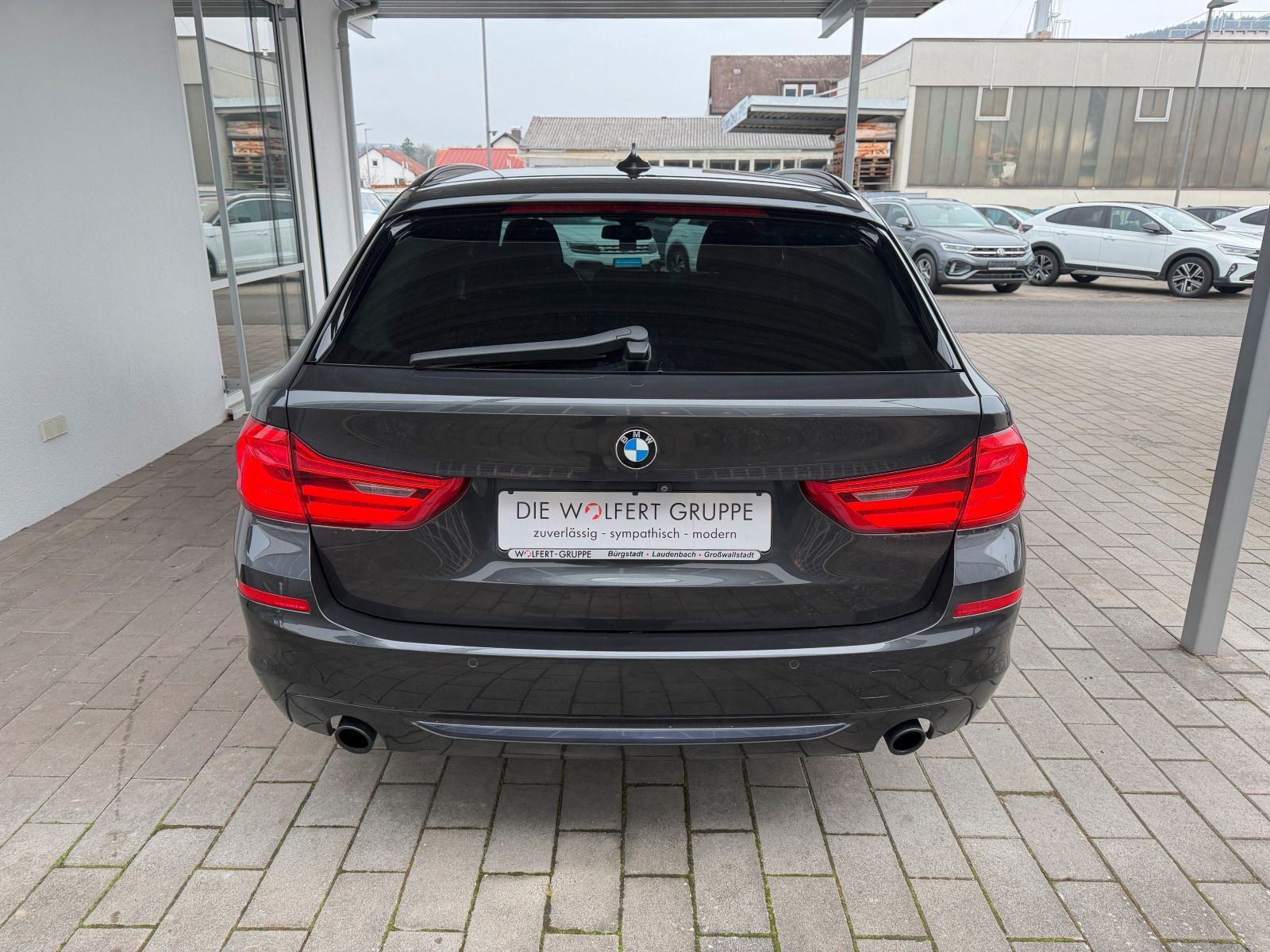 Fahrzeugabbildung BMW 520i Touring Sport Line HIFI KAMERA BUSINESS SITZBELÜFTUNG