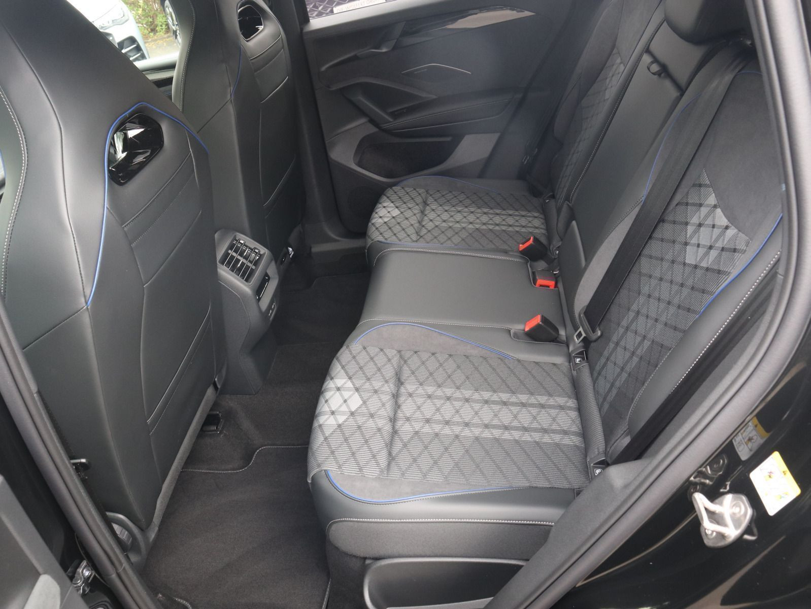 Fahrzeugabbildung Volkswagen Tiguan R-Line 2,0 l TDI SCR 4MOTION (193 PS) DSG*WINTERRÄDER*AHK*STHZG*