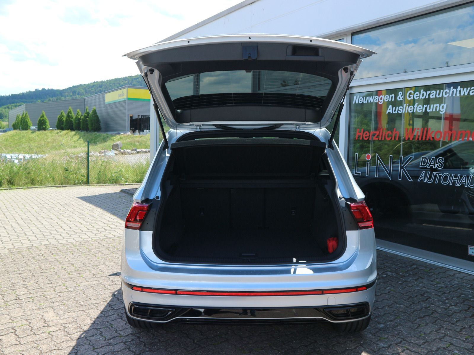 Fahrzeugabbildung Volkswagen Tiguan R-Line 2.0 TDI 4M DSG AHK BlackStyle PANO