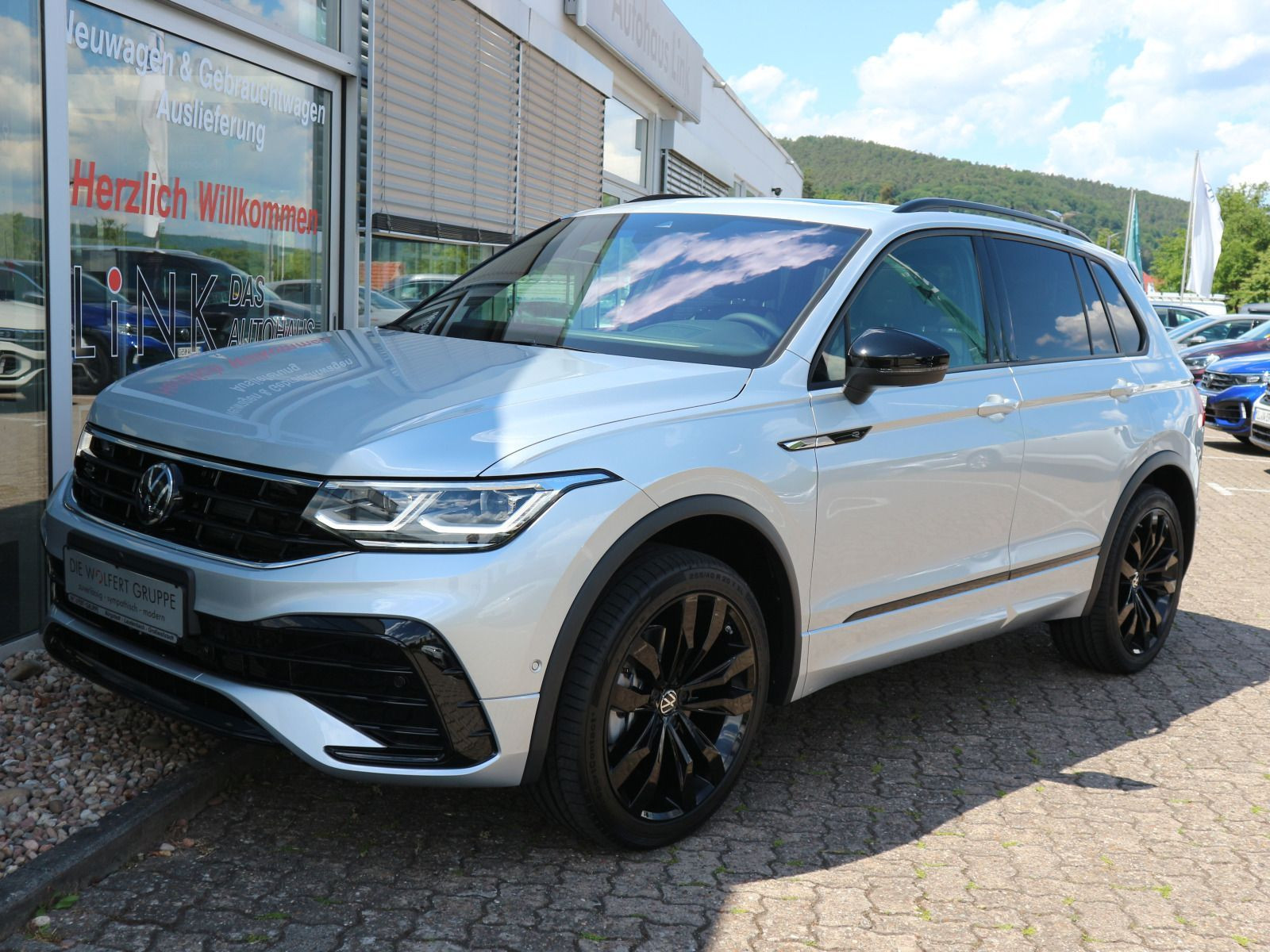 Fahrzeugabbildung Volkswagen Tiguan R-Line 2.0 TDI 4M DSG AHK BlackStyle PANO