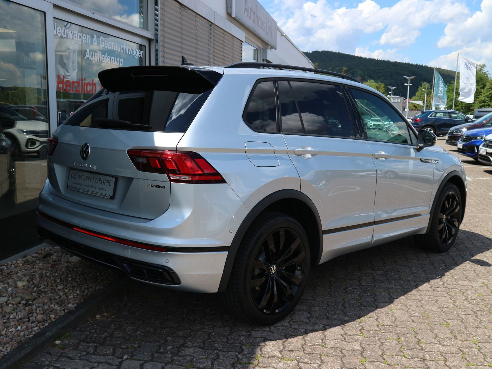 Fahrzeugabbildung Volkswagen Tiguan R-Line 2.0 TDI 4M DSG AHK BlackStyle PANO