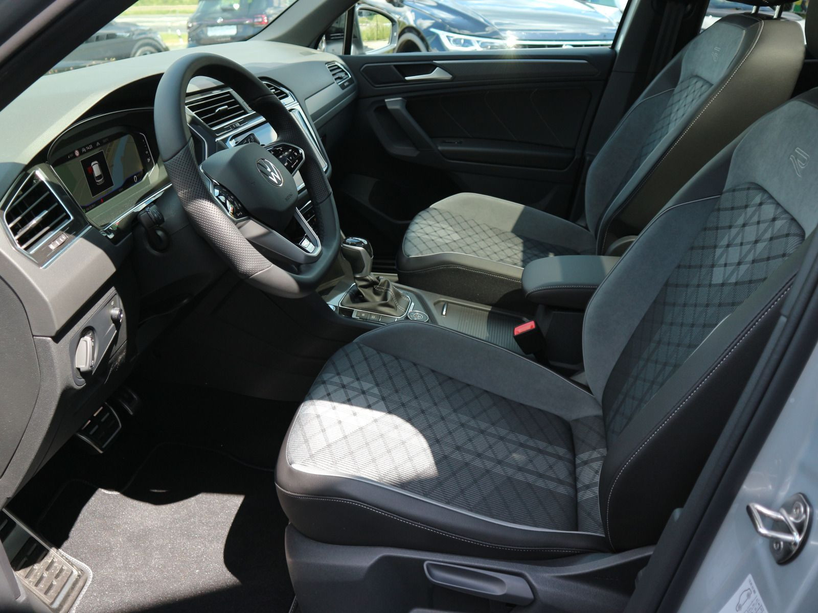 Fahrzeugabbildung Volkswagen Tiguan R-Line 2.0 TDI 4M DSG AHK BlackStyle PANO