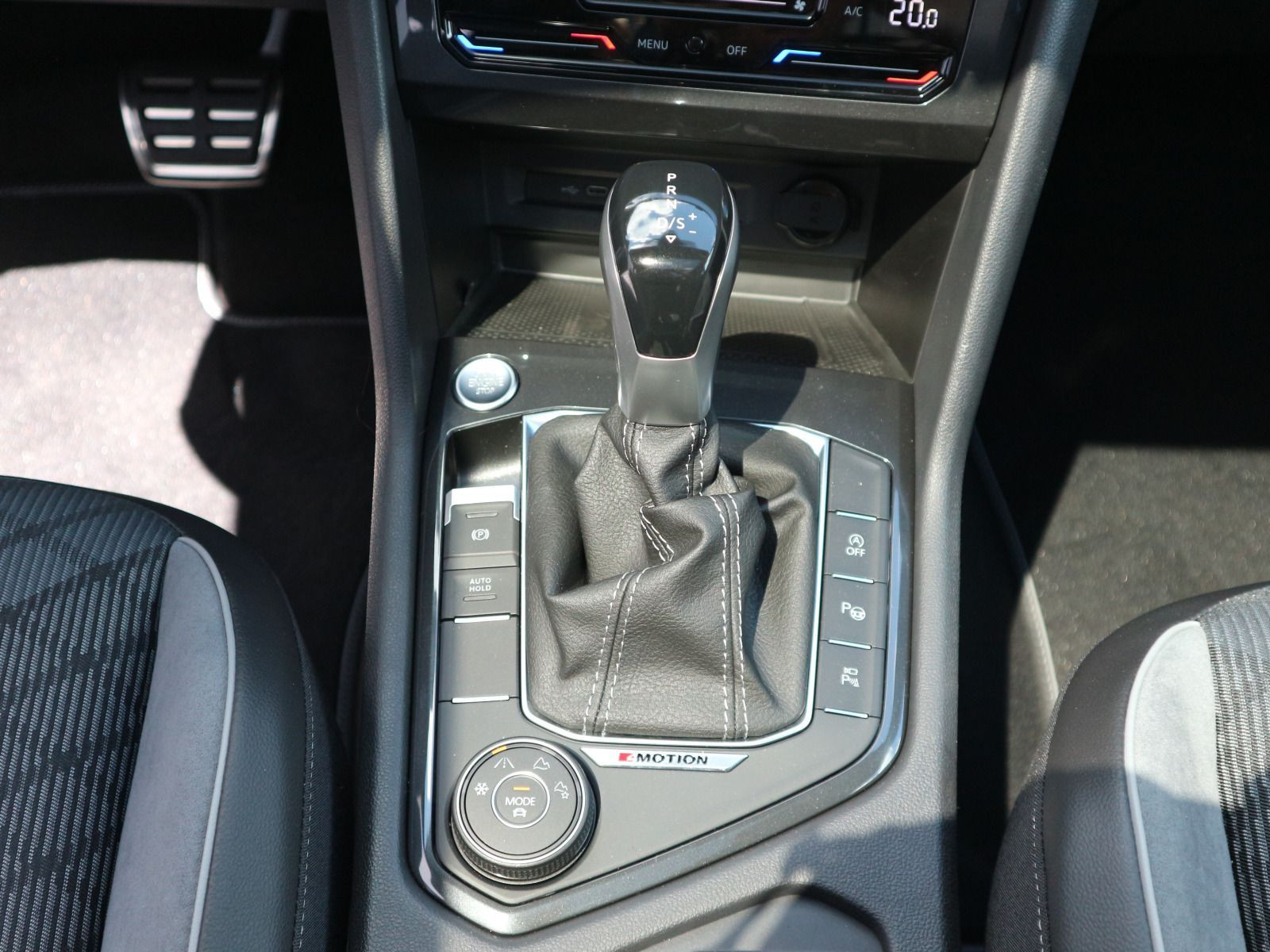Fahrzeugabbildung Volkswagen Tiguan R-Line 2.0 TDI 4M DSG AHK BlackStyle PANO