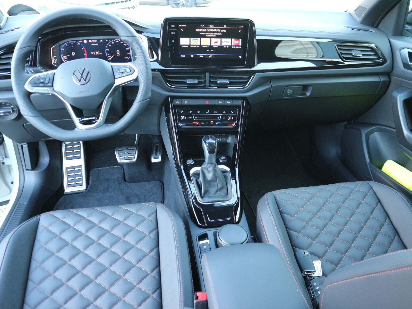 Fahrzeugabbildung Volkswagen T-Roc Cabriolet R-Line Edition Karmann PLUS 1.5 l TSI OPF (150 PS) DSG*AHK*WINTERRÄDER*LIMITIERT*