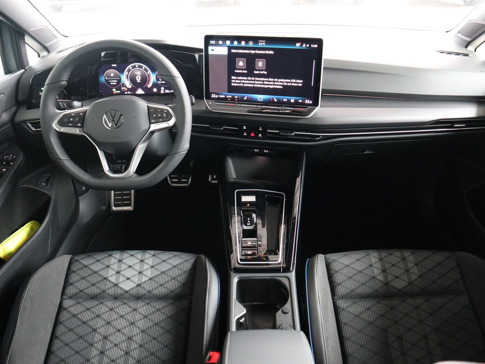 Fahrzeugabbildung Volkswagen Golf Variant R-Line 1.5 eTSI DSG LED PLUS ACC 18