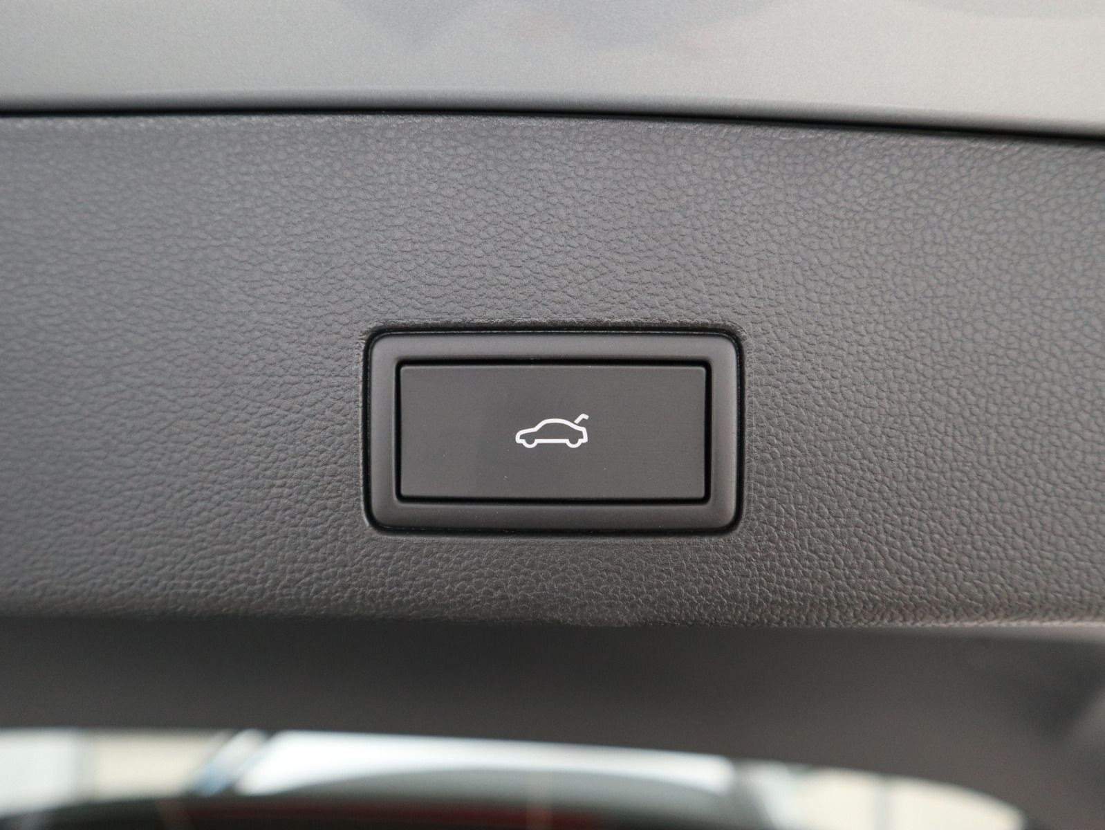 Fahrzeugabbildung Volkswagen Golf Variant R-Line 1.5 eTSI DSG LED PLUS ACC 18