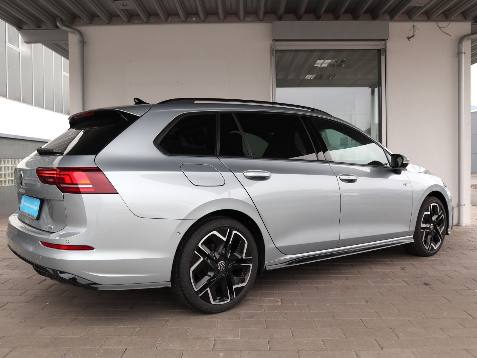Fahrzeugabbildung Volkswagen Golf Variant R-Line 1.5 eTSI DSG LED PLUS ACC 18