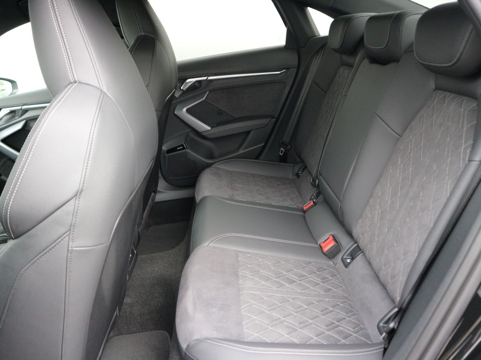 Fahrzeugabbildung Audi A3 Limousine S line 35 TDI S tronic*AHK*NAVI*