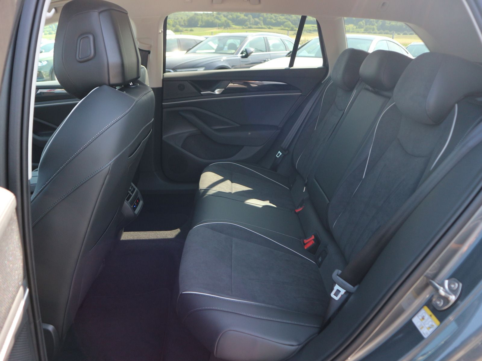 Fahrzeugabbildung Volkswagen Passat Business 2,0 l TDI SCR (150 PS) DSG*AHK*NAVI*GANZJAHRESREIFEN*