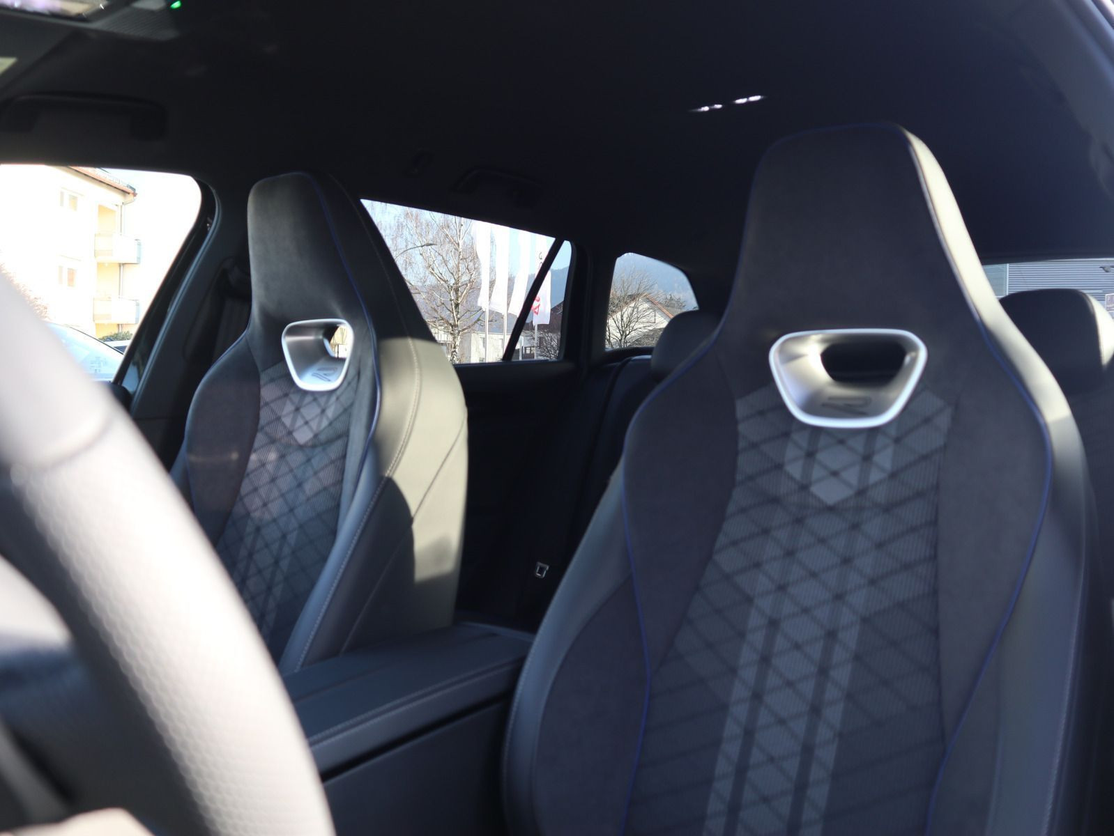 Fahrzeugabbildung Volkswagen Passat R-Line 2,0 TDI SCR (150 PS) DSG *AHK*BLACK STYLE*WINTERRÄDER*NAVI PRO*