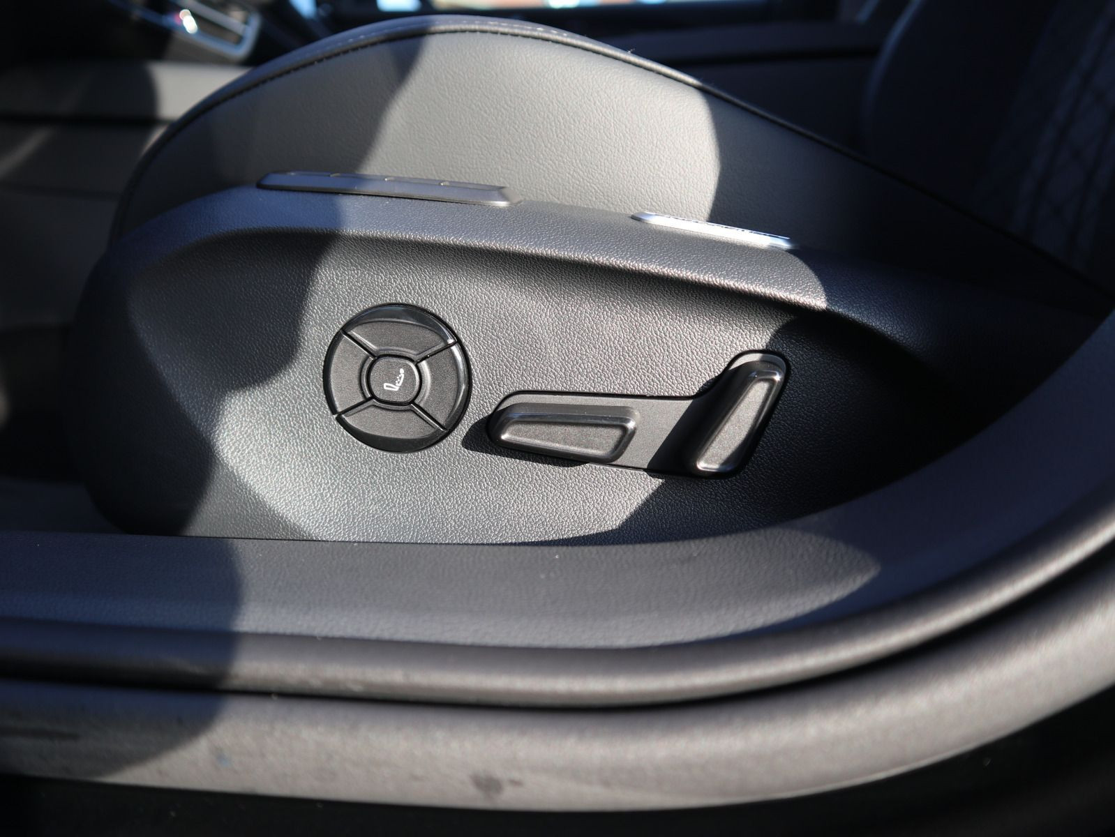 Fahrzeugabbildung Volkswagen Passat R-Line 2,0 TDI SCR (150 PS) DSG *AHK*BLACK STYLE*WINTERRÄDER*NAVI PRO*