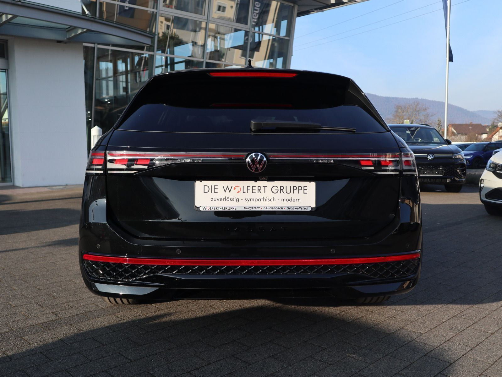 Fahrzeugabbildung Volkswagen Passat R-Line 2,0 TDI SCR (150 PS) DSG *AHK*BLACK STYLE*WINTERRÄDER*NAVI PRO*