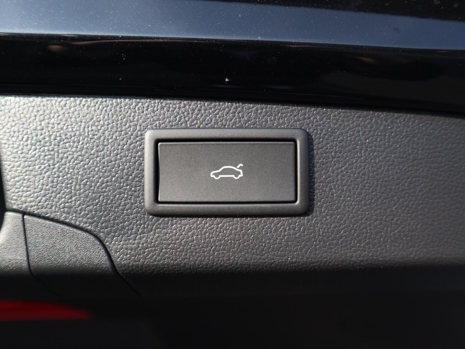 Fahrzeugabbildung Volkswagen Passat R-Line 2,0 TDI SCR (150 PS) DSG *AHK*BLACK STYLE*WINTERRÄDER*NAVI PRO*