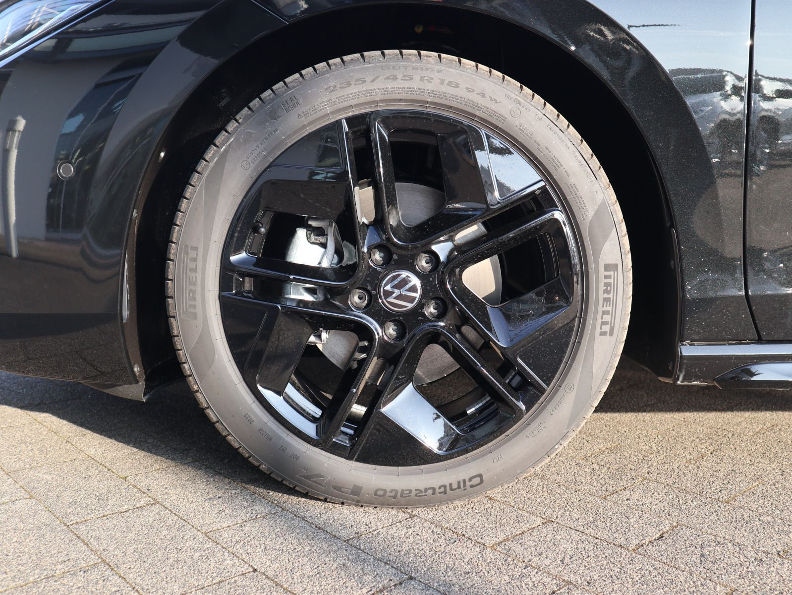 Fahrzeugabbildung Volkswagen Passat R-Line 2,0 TDI SCR (150 PS) DSG *AHK*BLACK STYLE*WINTERRÄDER*NAVI PRO*