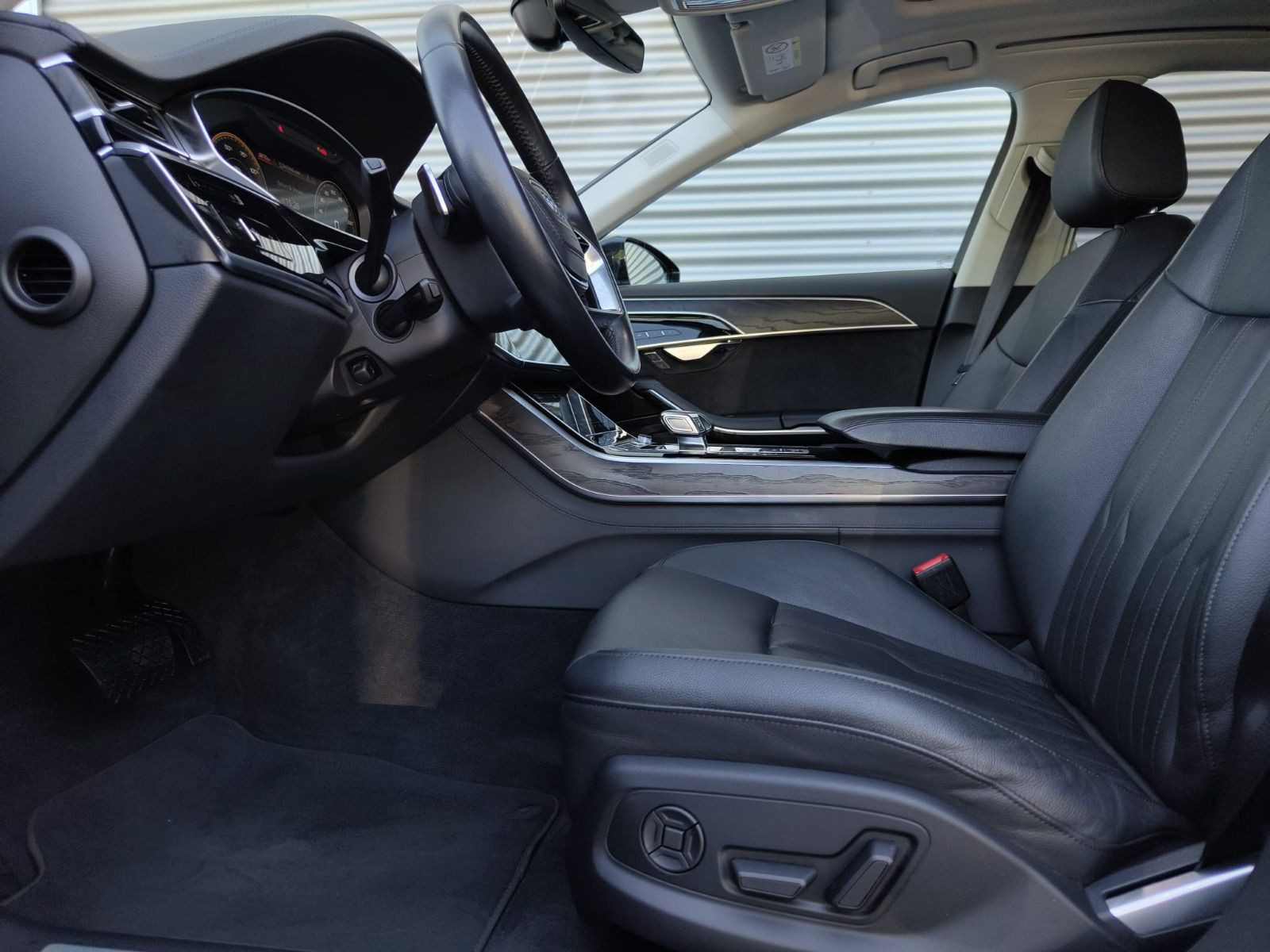 Fahrzeugabbildung Audi A8 60 TFSIe QUATTRO+WINTERRÄDER+HEAD UP+PANORAMA