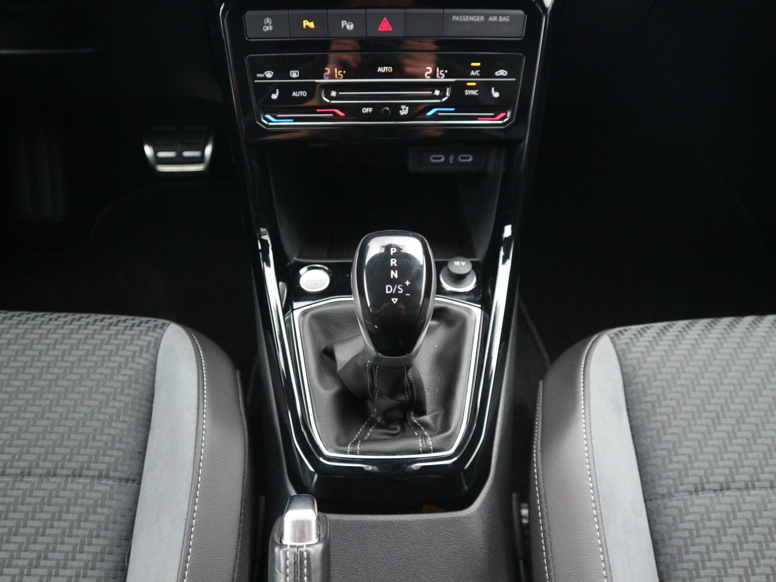 Fahrzeugabbildung Volkswagen T-Cross R-Line 1.5 TSI DSG NAVI ACC RFK KEYLESS