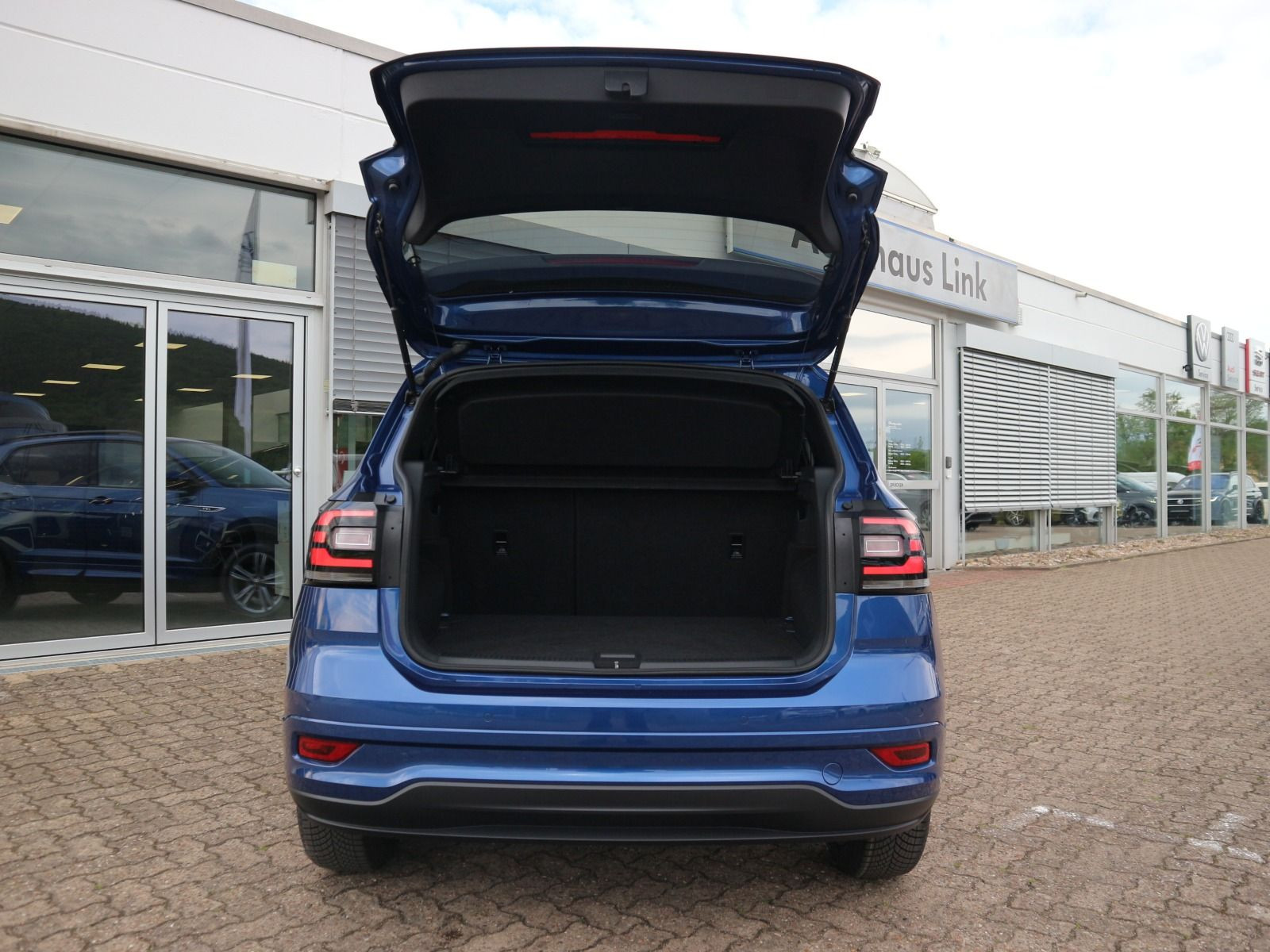 Fahrzeugabbildung Volkswagen T-Cross R-Line 1.5 TSI DSG NAVI ACC RFK KEYLESS