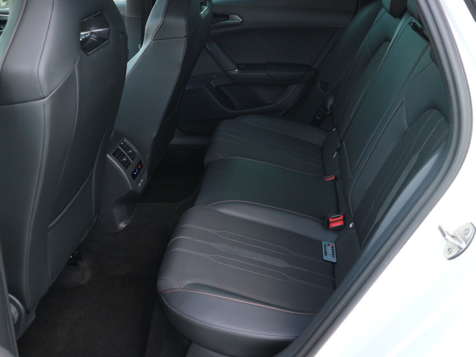 Fahrzeugabbildung CUPRA Leon 1.4 TSI e-HYBRID DSG PANO ACC NAVI LED