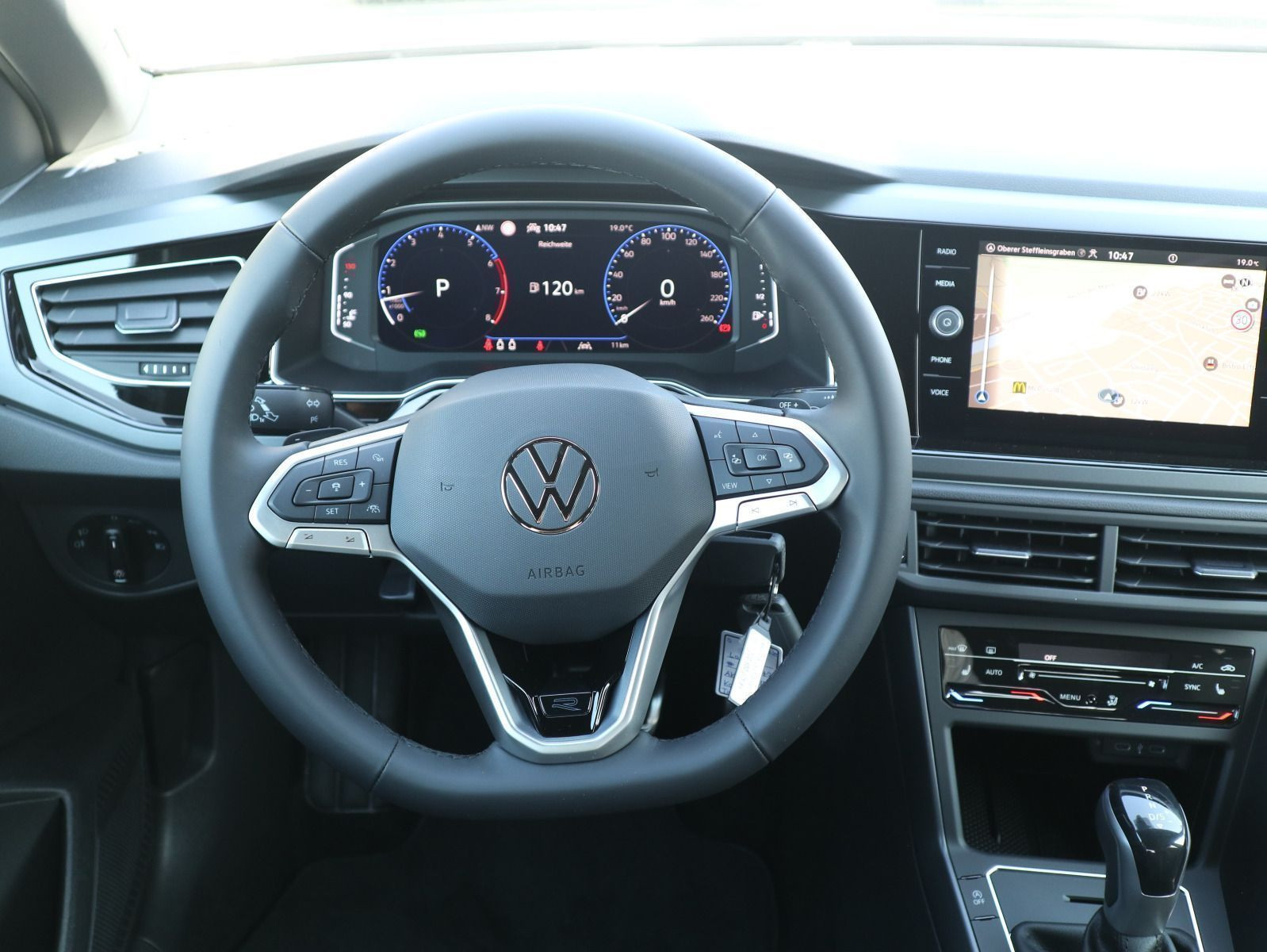 Fahrzeugabbildung Volkswagen Taigo R-Line 1,5 TSI OPF (150 PS) DSG *WINTERRÄDER*KAMERA*NAVI*