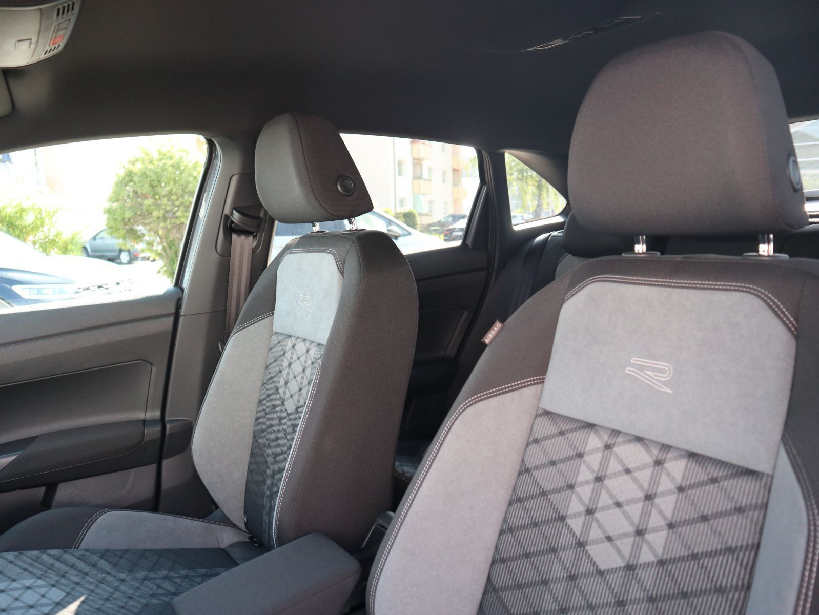 Fahrzeugabbildung Volkswagen Taigo R-Line 1,5 TSI OPF (150 PS) DSG *WINTERRÄDER*KAMERA*NAVI*