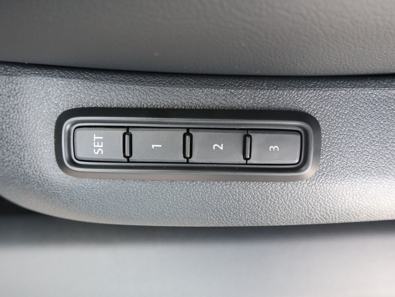 Fahrzeugabbildung Volkswagen Passat Business 2,0 l TDI SCR (150 PS) DSG *AHK*WINTERRÄDER*