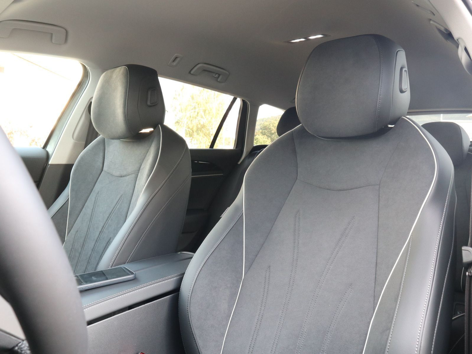Fahrzeugabbildung Volkswagen Passat Business 2,0 l TDI SCR (150 PS) DSG *AHK*WINTERRÄDER*