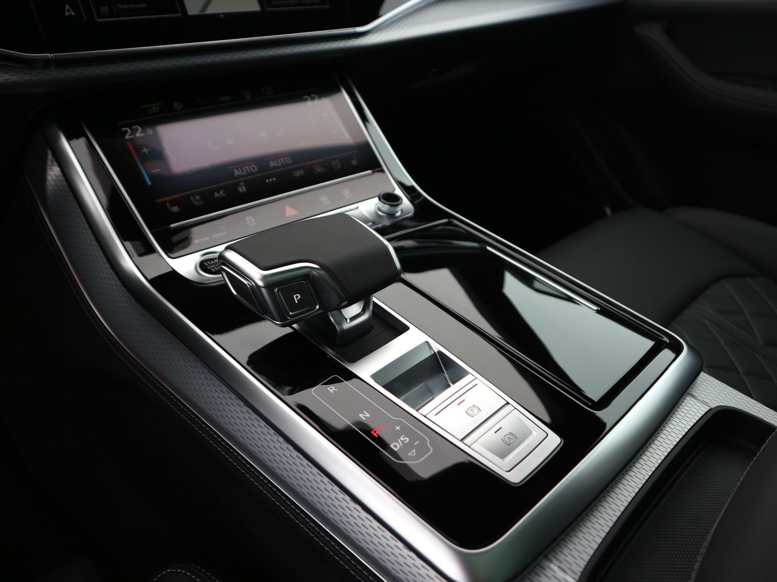 Fahrzeugabbildung Audi Q8 SUV 60 TFSI e quattro*0,5%*AHK*PANO*HDMATRIX*