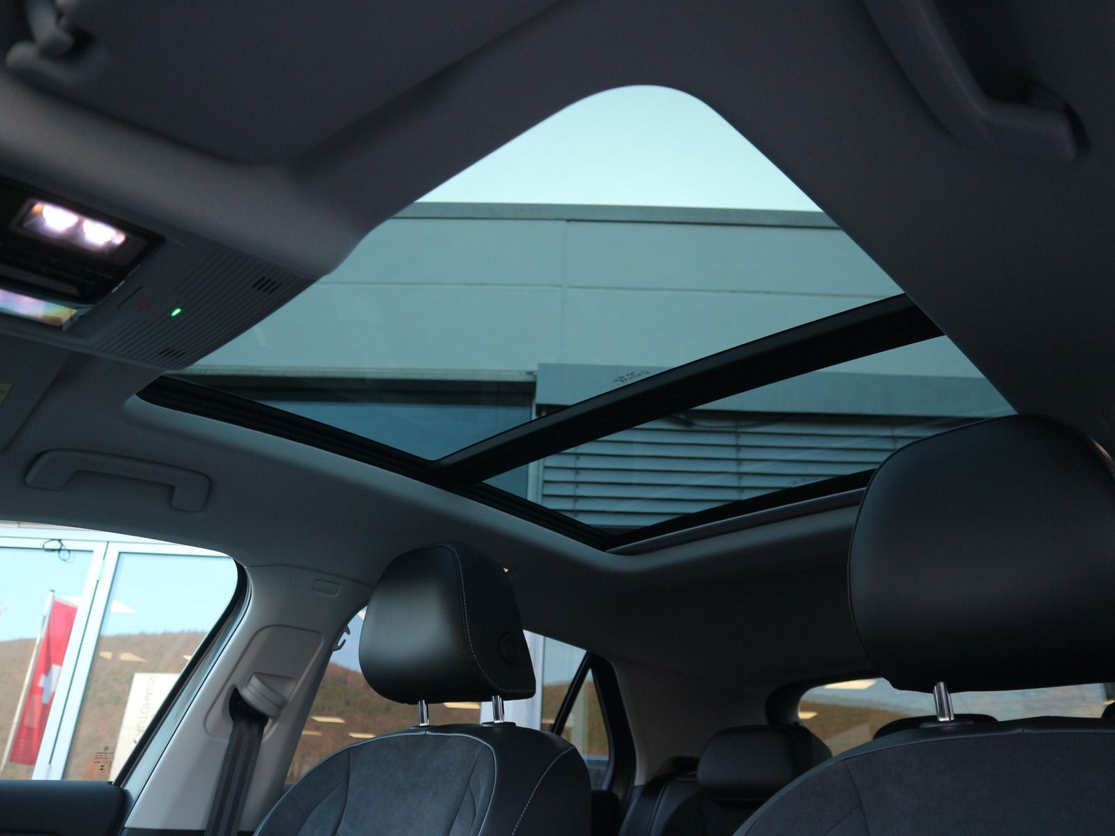 Fahrzeugabbildung Volkswagen T-Roc Style 1.5 eTSI OPF (150 PS) DSG *WINTERRÄDER*PANORAMA*NEUES MODELL*