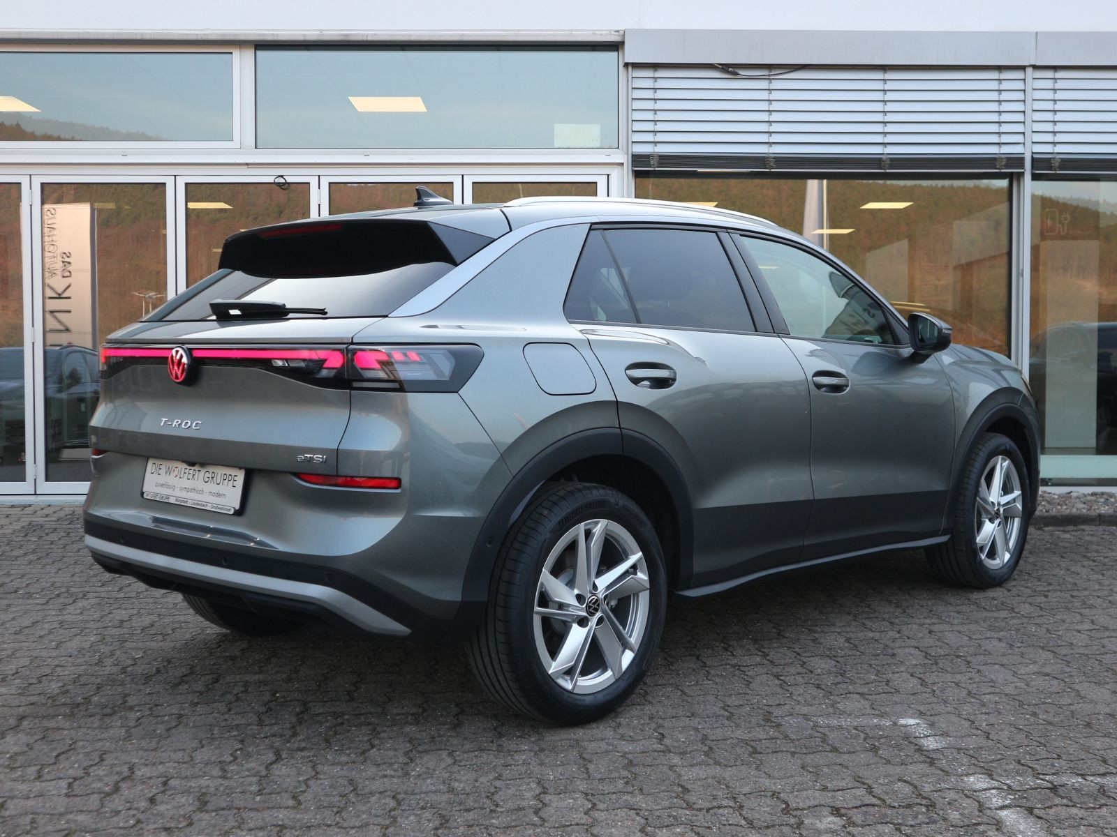 Fahrzeugabbildung Volkswagen T-Roc Style 1.5 eTSI OPF (150 PS) DSG *WINTERRÄDER*PANORAMA*NEUES MODELL*
