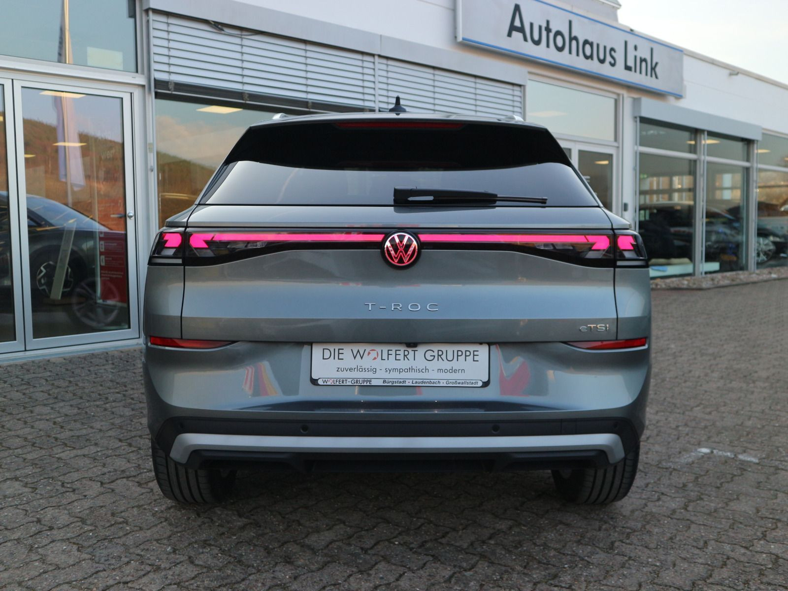 Fahrzeugabbildung Volkswagen T-Roc Style 1.5 eTSI OPF (150 PS) DSG *WINTERRÄDER*PANORAMA*NEUES MODELL*