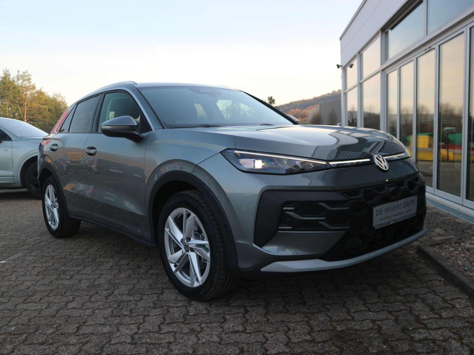 Fahrzeugabbildung Volkswagen T-Roc Style 1.5 eTSI OPF (150 PS) DSG *WINTERRÄDER*PANORAMA*NEUES MODELL*