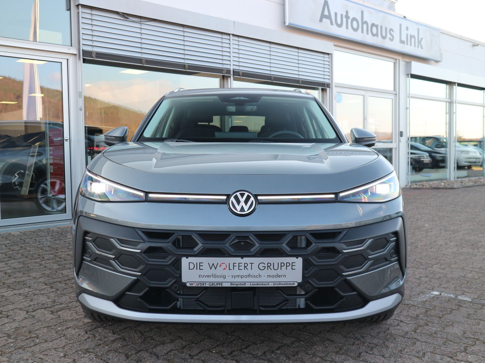 Fahrzeugabbildung Volkswagen T-Roc Style 1.5 eTSI OPF (150 PS) DSG *WINTERRÄDER*PANORAMA*NEUES MODELL*