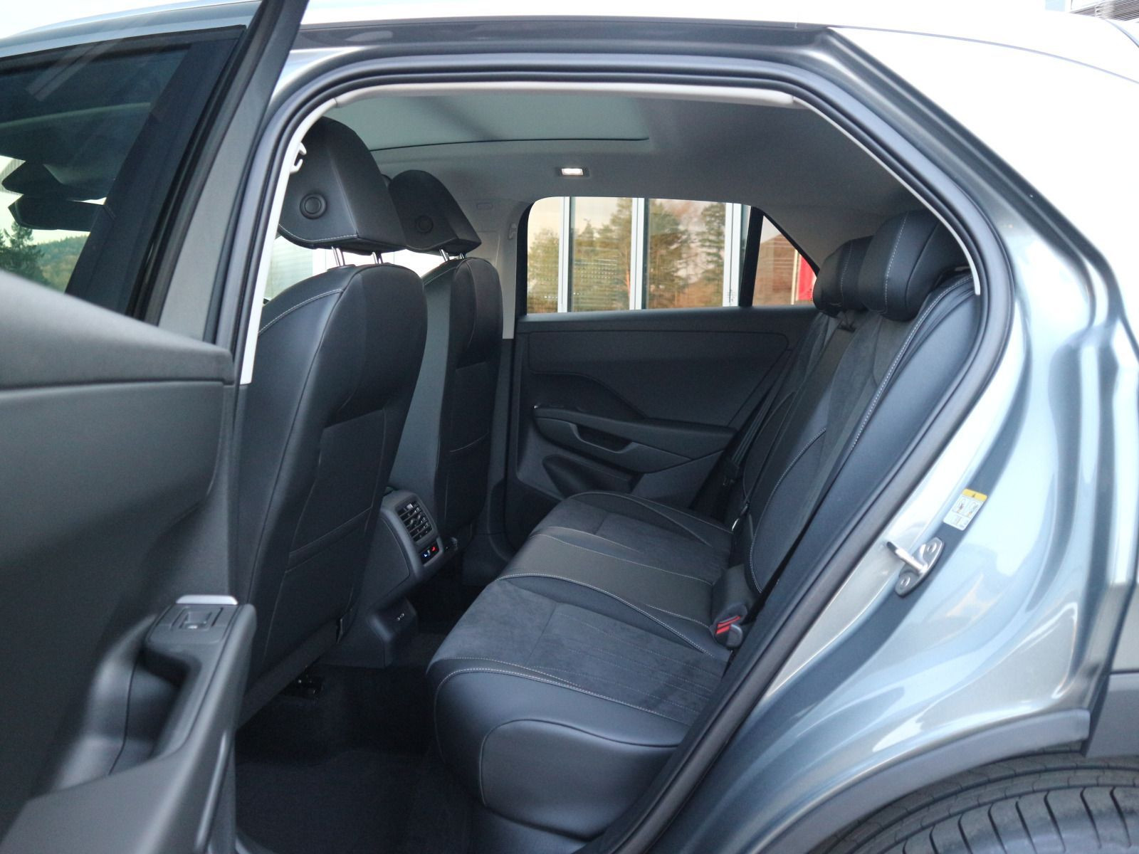 Fahrzeugabbildung Volkswagen T-Roc Style 1.5 eTSI OPF (150 PS) DSG *WINTERRÄDER*PANORAMA*NEUES MODELL*