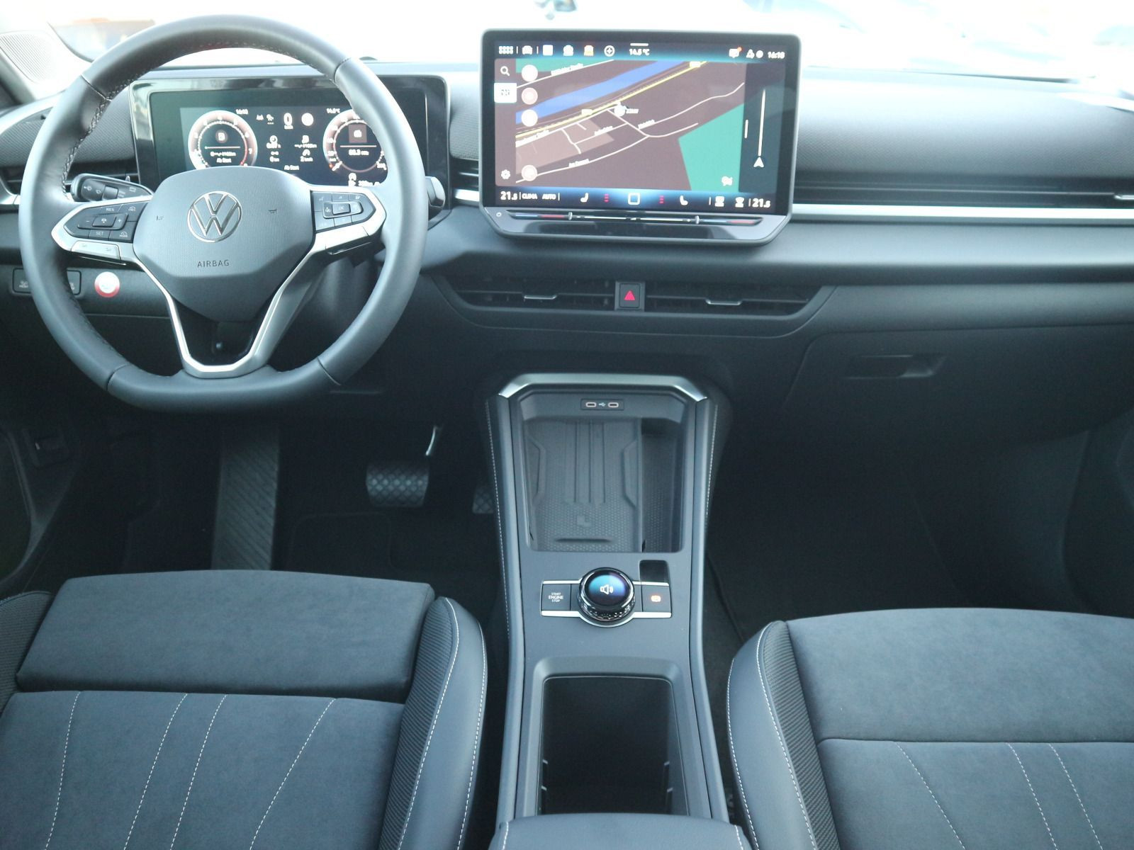 Fahrzeugabbildung Volkswagen T-Roc Style 1.5 eTSI OPF (150 PS) DSG *WINTERRÄDER*PANORAMA*NEUES MODELL*