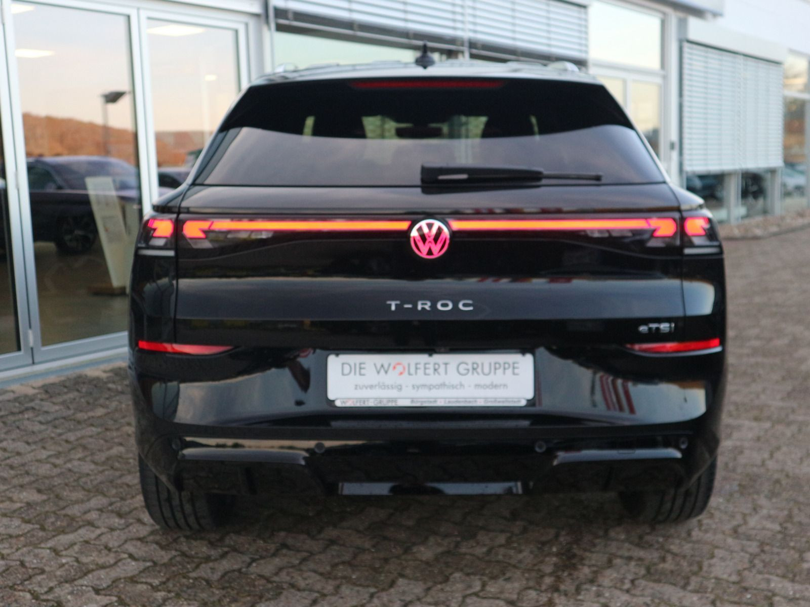Fahrzeugabbildung Volkswagen T-Roc R-Line 1.5 eTSI OPF (150 PS) DSG *AHK*WINTERRÄDER*NAVI*NEUES MODELL*
