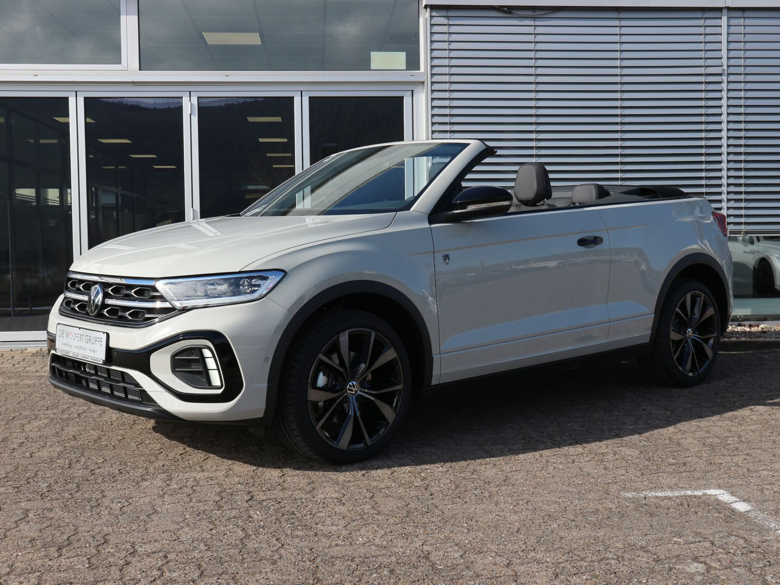 Fahrzeugabbildung Volkswagen T-Roc Cabriolet R-Line Edition Karmann PLUS 1.5 l TSI OPF (150 PS) DSG*AHK*WINTERRÄDER*LIMITIERT*