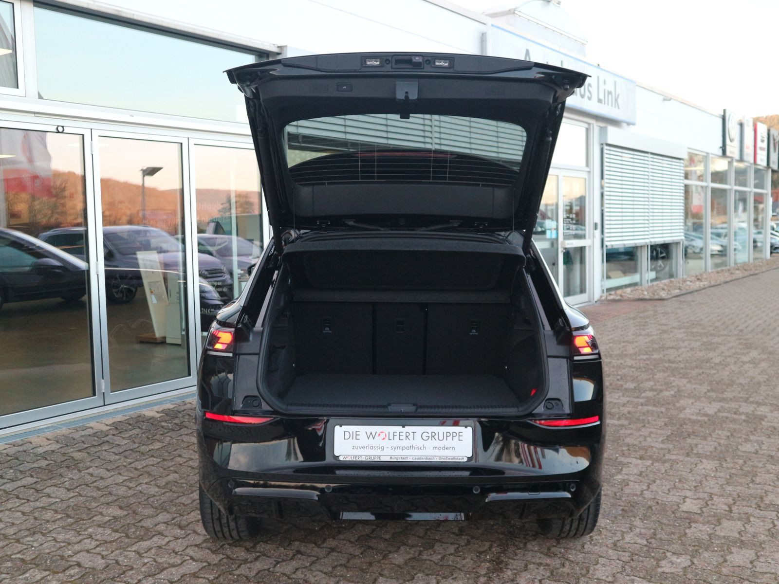 Fahrzeugabbildung Volkswagen T-Roc R-Line 1.5 eTSI OPF (150 PS) DSG *AHK*WINTERRÄDER*NAVI*NEUES MODELL*